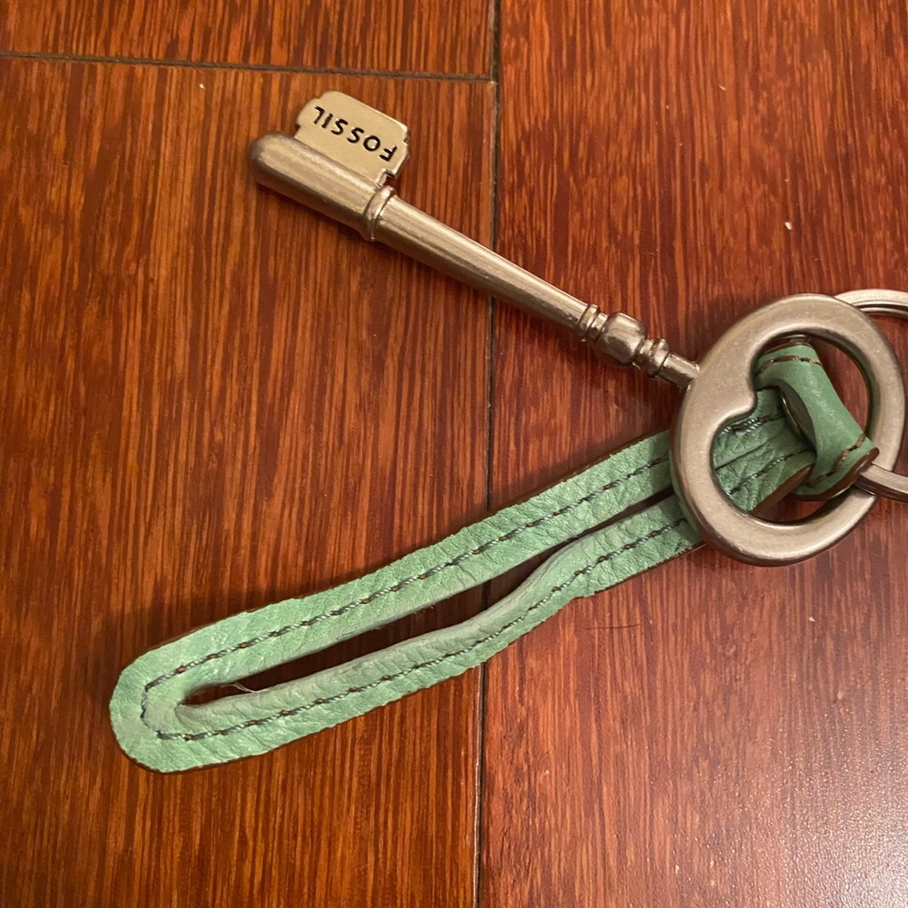 FOSSIL Silver Metal Teal Blue Embossed Leather Key Chain - Picture 2 of 4